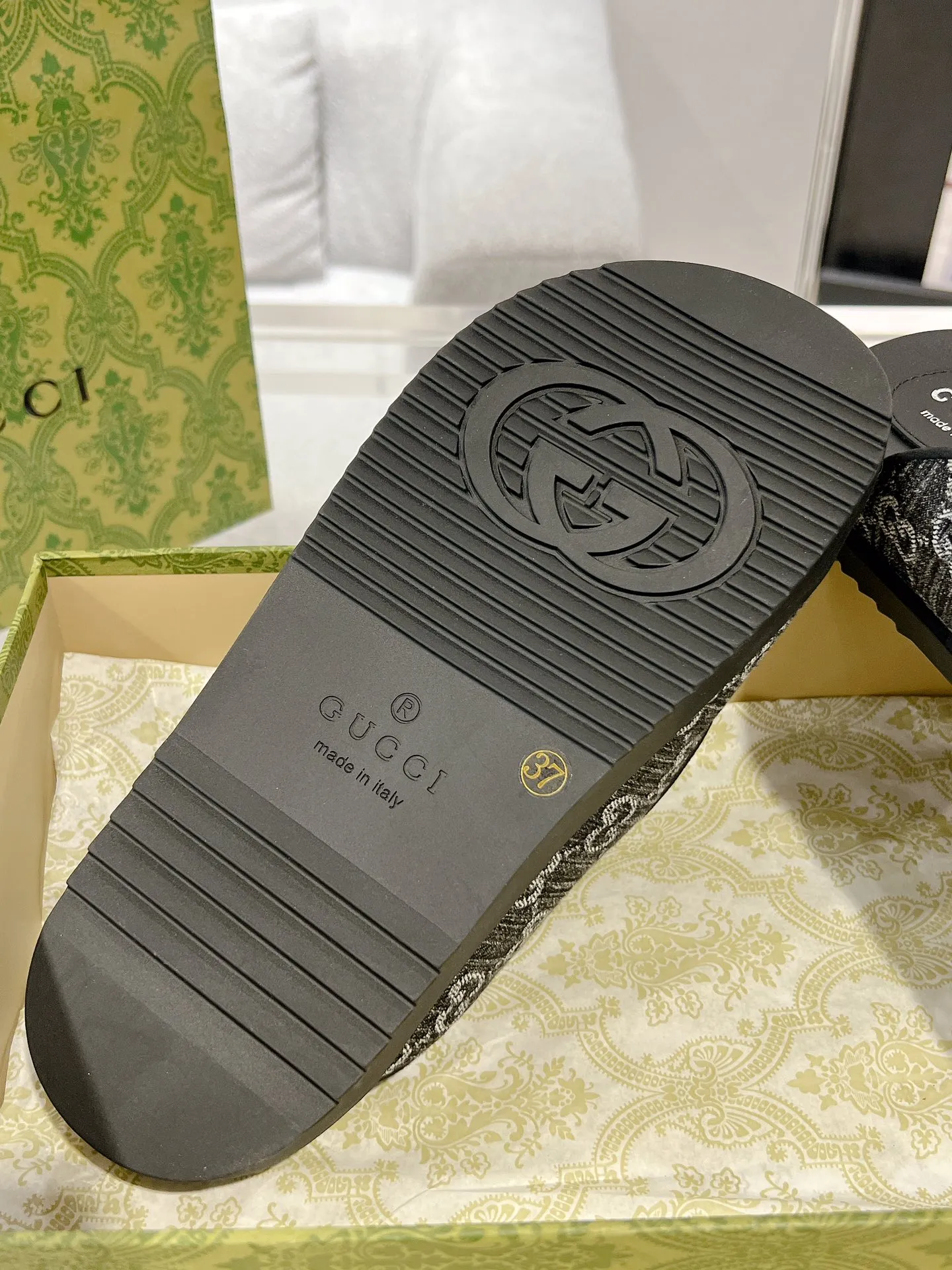👟👟Ex-factory price 480👟👟 The latest Guccl24ss new product Double G women's Velcro sandals😎 These flat sandals are designed with Velcro straps, which are modern and sporty, bringing comfort. This accessory is crafted from light blue and ivory white GG denim fabric. The upper straps are decorated with elegant Double G-shaped accessories, showing a unique style. Gucci classic presbyopic cloth surface...hot diamond surface...rubber outsole...ZP molded midsole feet...original metal buckle/rhinestone surface Code number: 35 to 42 (41.42 is custom-made and non-refundable)